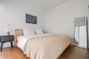 a bedroom with a bed and a table with a lamp at Blueground Downtown rooftop nr Marymoor Park SEA-890 in Redmond