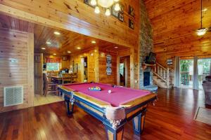 Zimmer mit Billardtisch in einem Haus in der Unterkunft Black Bear Hideaway Cabin in Gatlinburg