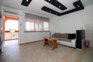 una sala de estar con un sofá y una mesa en House with outdoor pool in Tisno, en Tisno