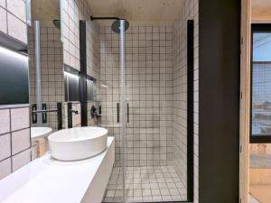 サラゴサにあるMinimal Suites Mudéjar Eco Friendly by Dos Torresの洗面台2つとシャワー付きの白いバスルーム +7枚の写真