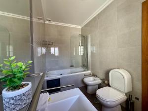 Et badeværelse på Burgau Serenity + 21 billeder