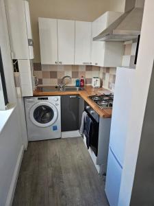 Kuchyň nebo kuchyňský kout v ubytování 2 Bedroom Flat in Wallsend, 47 Coronation St