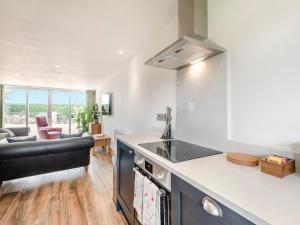 una cocina con estufa horno superior junto a la sala de estar en Heron's Den - Uk44529, en Horncastle
