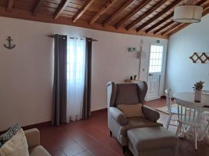 a living room with a couch and a table at Casa de Lá in Urzelina