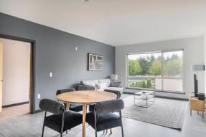ein Wohnzimmer mit Tisch und Stühlen in der Unterkunft Blueground Northeast Bellevue rooftop nr Lake SEA-909 in Highlands