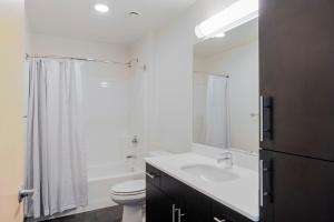 ein weißes Badezimmer mit Waschbecken und Toilette in der Unterkunft Blueground Northeast Bellevue rooftop nr Lake SEA-909 in Highlands + 29 Fotos