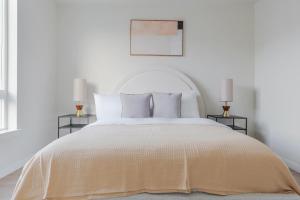 Katil atau katil-katil dalam bilik di Blueground Meridian Park view nr Shoreline Park SEA-931