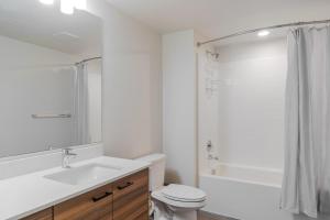 Bilik mandi di Blueground Meridian Park view nr Shoreline Park SEA-931 +26 gambar