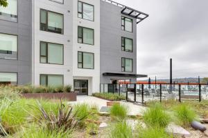 Fotografie z fotogalerie ubytování Blueground Ingold - Milldale pool nr Park SFO-1969 v destinaci Millbrae