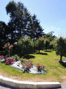 un jardín con flores rosas en un parque en Les Stiers, en Chancé