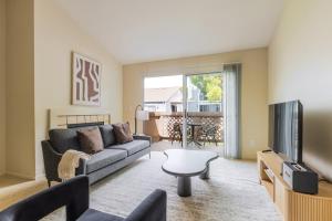 Blueground Foster City pool nr Bay Trail SFO-1997 في بلمونت: غرفة معيشة مع أريكة وتلفزيون