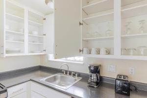 Gallery image of Blueground Foster City pool nr Bay Trail SFO-1997 in Belmont +28 photos