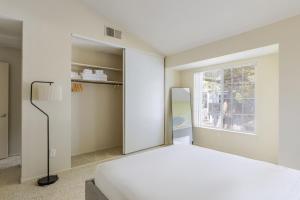 Blueground Foster City pool nr Bay Trail SFO-1997 في بلمونت: غرفة نوم بها سرير ونافذة +28 صورة