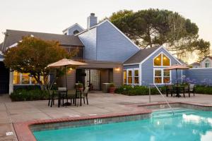 Blueground Foster City pool nr Bay Trail SFO-1997 في بلمونت: منزل به حوض سباحة أمام المنزل
