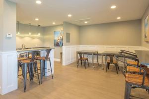 Blueground Foster City pool nr Bay Trail SFO-1997 في بلمونت: غرفة طعام مع طاولات وكراسي ومطبخ