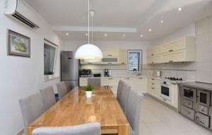 Η κουζίνα ή μικρή κουζίνα στο Villa Mihael-Makarska by Villas Guide