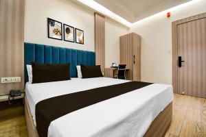 a bedroom with a large bed in a room at Collection O Bairhana Road Prayagraj in Prayagraj