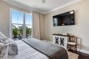Un dormitorio con una cama grande y una ventana grande. en Reflections at Bay Point 301, en Panama City Beach