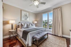 un dormitorio con una cama y una ventana en Reflections at Bay Point 301, en Panama City Beach 24 fotos más