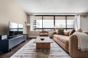 Μια τηλεόραση ή/και κέντρο ψυχαγωγίας στο Blueground Crystal City pool nr Potomac River WDC-1169