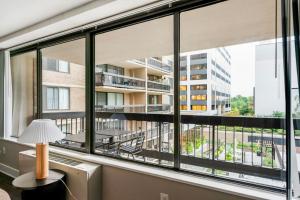 Μπαλκόνι ή βεράντα στο Blueground Crystal City pool nr Potomac River WDC-1169