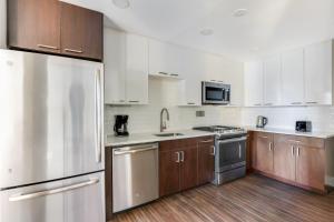 Η κουζίνα ή μικρή κουζίνα στο Blueground Crystal City pool nr Potomac River WDC-1169