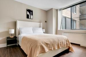 Ένα ή περισσότερα κρεβάτια σε δωμάτιο στο Blueground Crystal City pool nr Potomac River WDC-1169