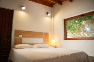エルミグアにあるVV Casa Bibiana "by henrypole home"のベッドと窓のある寝室 +96枚の写真