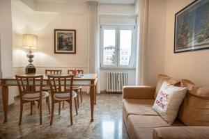 un salon avec une table, des chaises et un canapé dans l'établissement Appartamento Pennazzi, à Santa Maria degli Angeli
