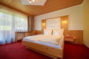 a bedroom with a large bed in a room at Frühstückspension Klockhof in Schladming