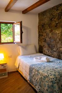 エルミグアにあるVV Casa Bibiana "by henrypole home"のベッドルーム1室(犬が寝つくベッド1台付)