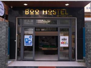 岘港BOO Hostel , By the Beach的前面有一张台球桌的建筑物