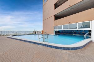 パナマ・シティ・ビーチにあるTropic Winds 2309の建物の前の大きなプール
