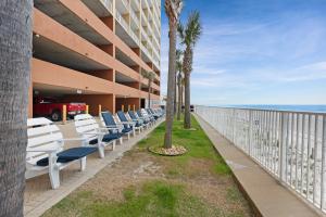 パナマ・シティ・ビーチにあるTropic Winds 2309の建物横の椅子