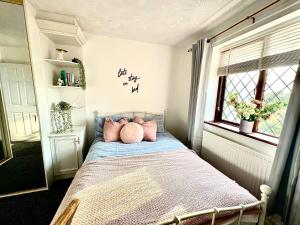 Postel nebo postele na pokoji v ubytování Cozy Blackwood Getaway - Peaceful Countryside Escape