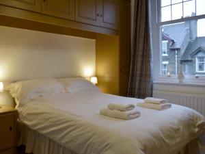 a bedroom with a bed with towels on it at Robinson in Keswick +7 photos