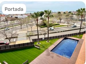 Bazén v ubytování Ático deltamar nebo v jeho okolí