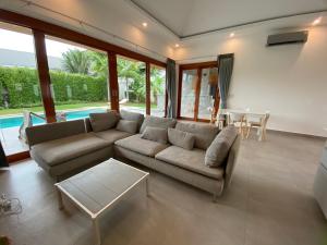 a living room with a couch and a table at Hana 4 in Ban Nong Chaeng