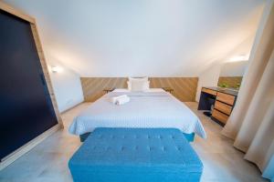 a bed with a blue bench in a room at Ferienwohnung am Schwarzwald in Althengstett
