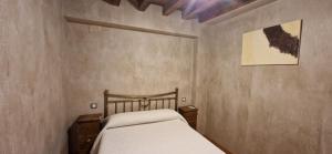 une chambre avec un lit et un tableau au mur dans l'établissement Casa Rural El Pastor, à Ros