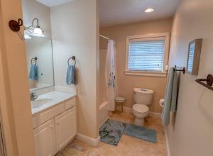 un baño con lavabo e inodoro en 8700 - Southern Seasons, en Frisco