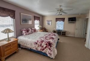 Un dormitorio con una cama y un ventilador de techo. en 8700 - Southern Seasons, en Frisco