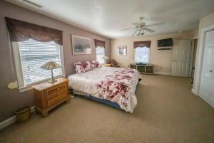 Un dormitorio con una cama y un ventilador de techo. en 8700 - Southern Seasons, en Frisco 45 fotos más