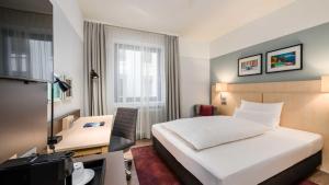 Кровать или кровати в номере Hotel Lyskirchen Köln