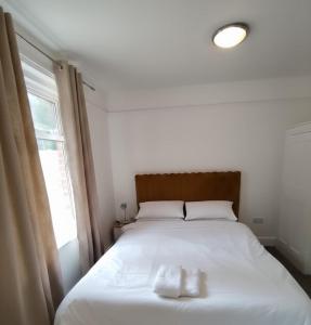 Postel nebo postele na pokoji v ubytování Cosy Chineham House