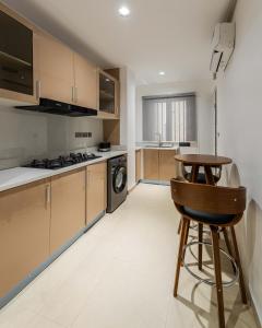 Oke IraにあるGeorge Residence Surulere, Lagosのテーブルとスツール付きのキッチンが備わります。