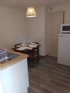 Η κουζίνα ή μικρή κουζίνα στο Superbe appartement au calme saint martin vésubie +4 φωτογραφίες
