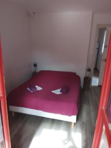Ένα ή περισσότερα κρεβάτια σε δωμάτιο στο Superbe appartement au calme saint martin vésubie