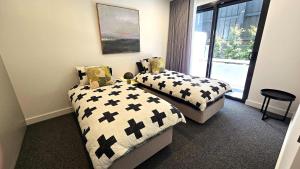 Ένα ή περισσότερα κρεβάτια σε δωμάτιο στο Your 2 Bed Hampton Haven with parking