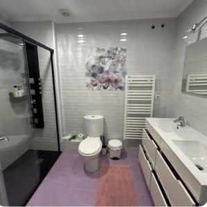 ein weißes Badezimmer mit Toilette und Waschbecken in der Unterkunft Apartamento en Cedeira in Cedeira